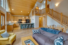 1 Mi to Lake Easton Cabin with Fire Pit and Deck!